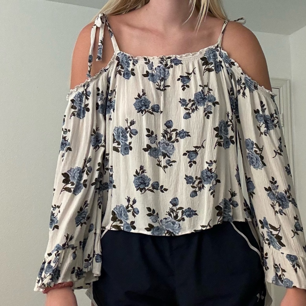 Cold shoulder American eagle flower top